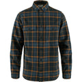 Vista frontal de la camisa Fjällräven Övik Twill Shirt M color dark navy chestnut con bolsillos de pecho y botones.