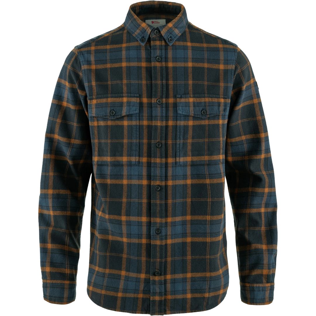Vista frontal de la camisa Fjällräven Övik Twill Shirt M color dark navy chestnut con bolsillos de pecho y botones.