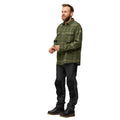 Vista lateral de la camisa Fjällräven Övik Twill Shirt M verde combinada con pantalones outdoor.