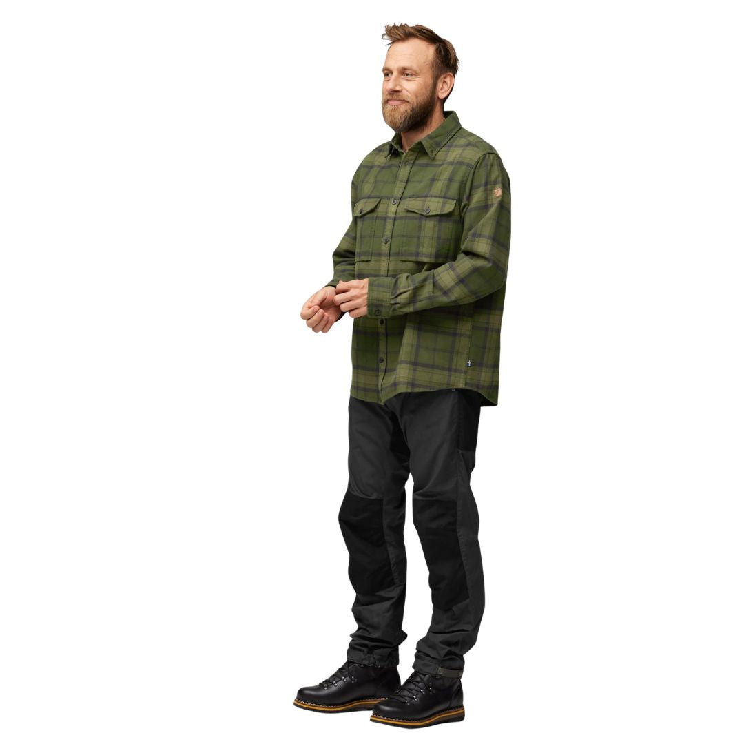 Vista lateral de la camisa Fjällräven Övik Twill Shirt M verde combinada con pantalones outdoor.