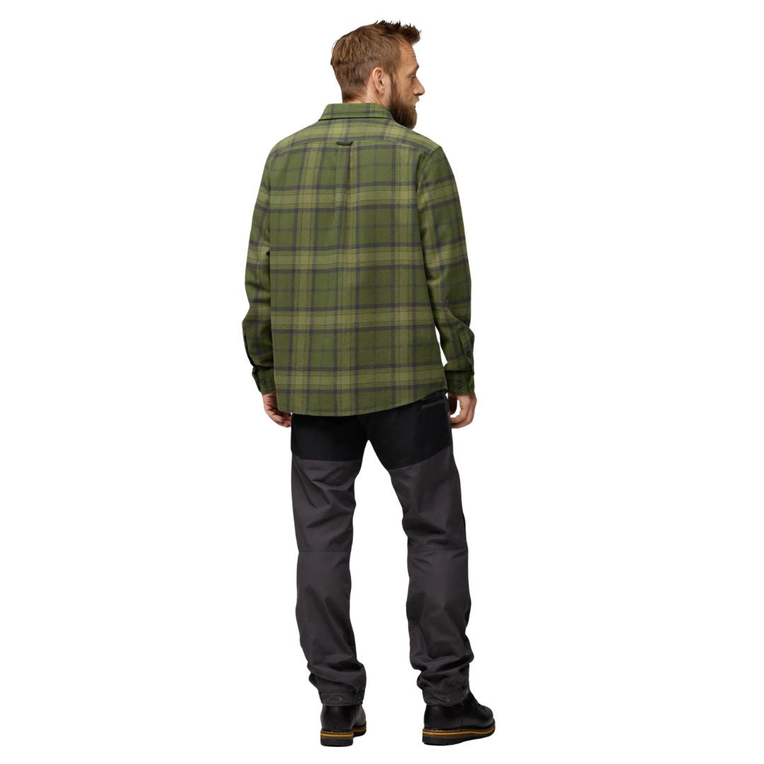 Vista trasera de la camisa Fjällräven Övik Twill Shirt M verde de manga larga.
