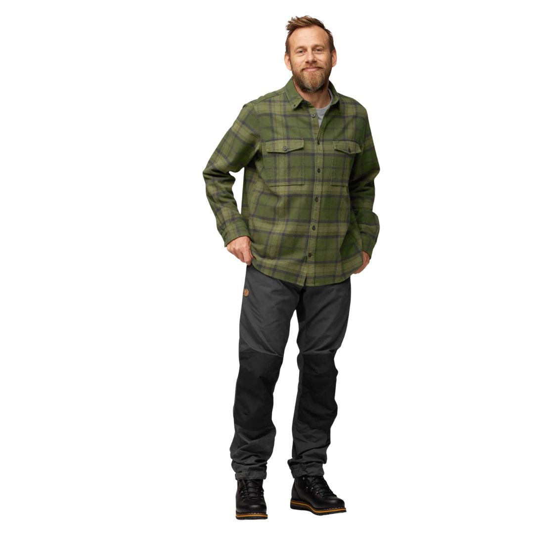 Hombre vistiendo la camisa Fjällräven Övik Twill Shirt M verde de algodón orgánico vista frontal completa.