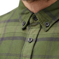 Cuello button-down y botones frontales de la camisa Fjällräven Övik Twill Shirt M verde.