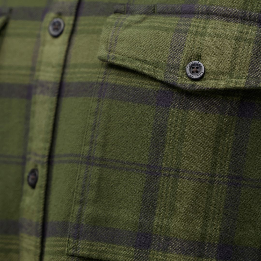 Bolsillo de pecho con solapa y botón de la camisa Fjällräven Övik Twill Shirt M verde de franela orgánica.