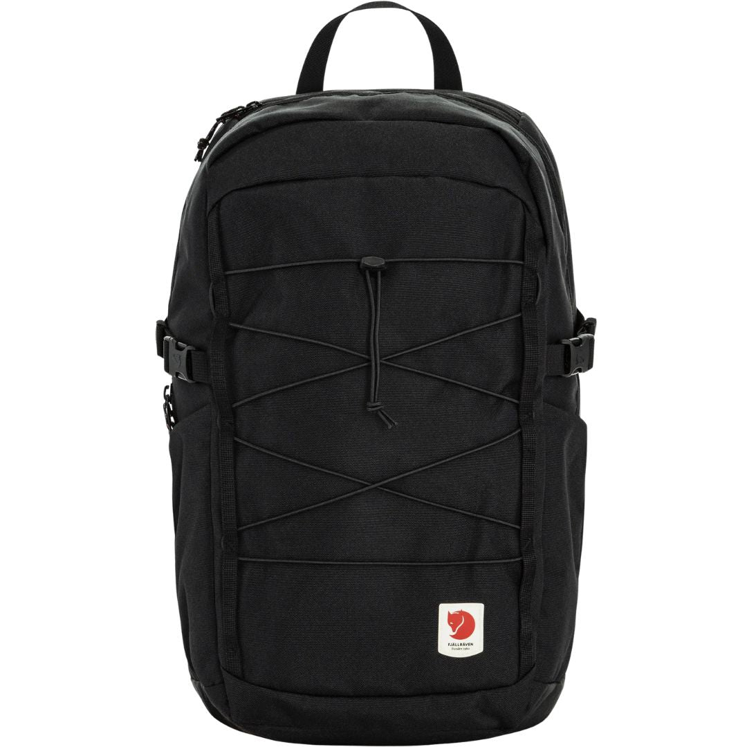 Fjällräven Skule 24 mochila urbana 24L color black vista frontal con cordón elástico y logo frontal.