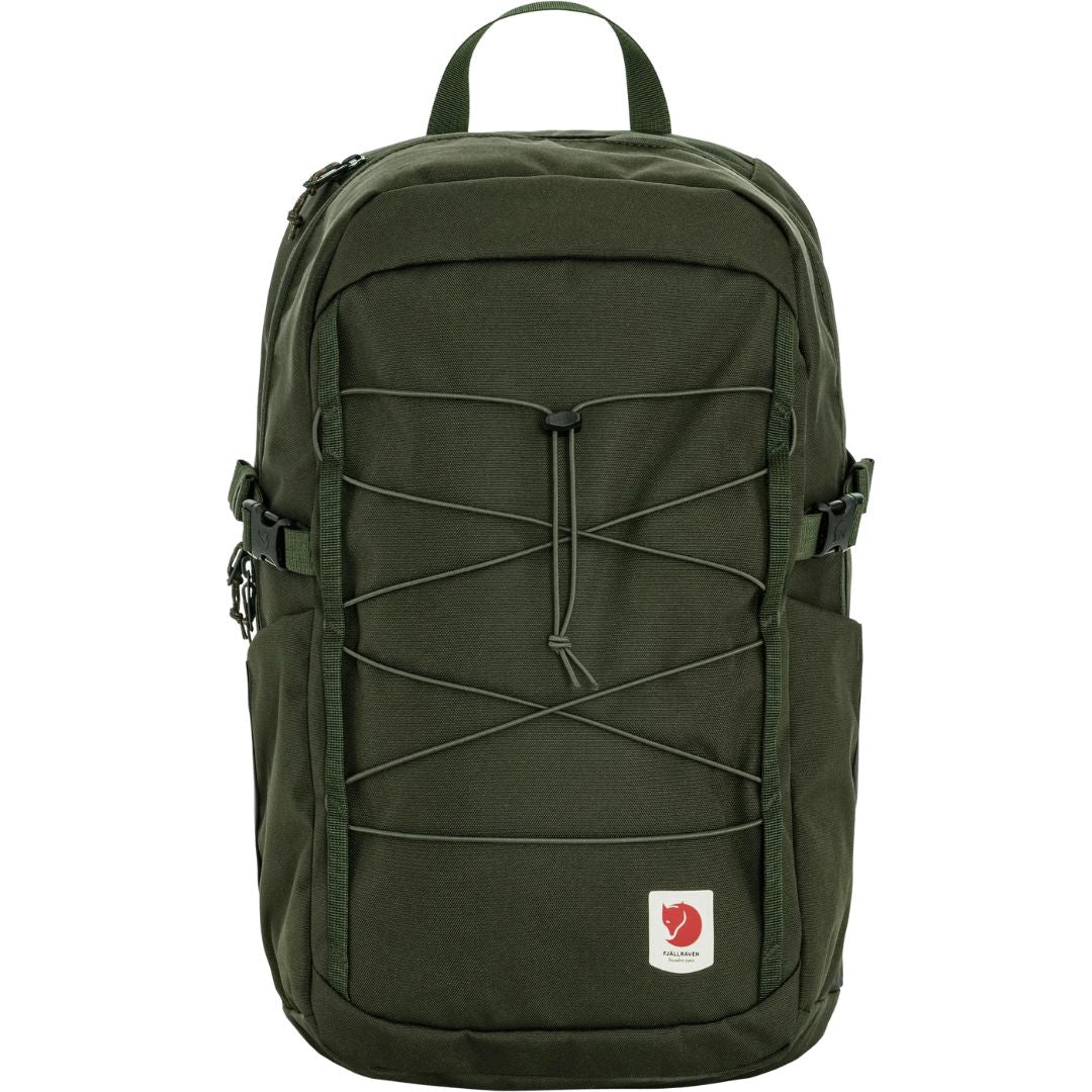 Fjällräven Skule 24 mochila urbana 24L color deep forest vista frontal con sistema elástico frontal.
