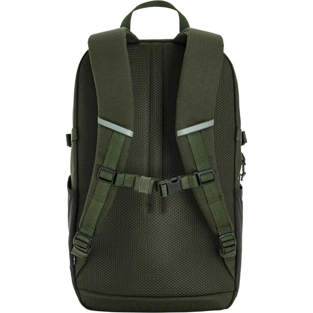 Fjällräven Skule 24 mochila urbana 24L color deep forest vista trasera con panel acolchado y tirantes ergonómicos.