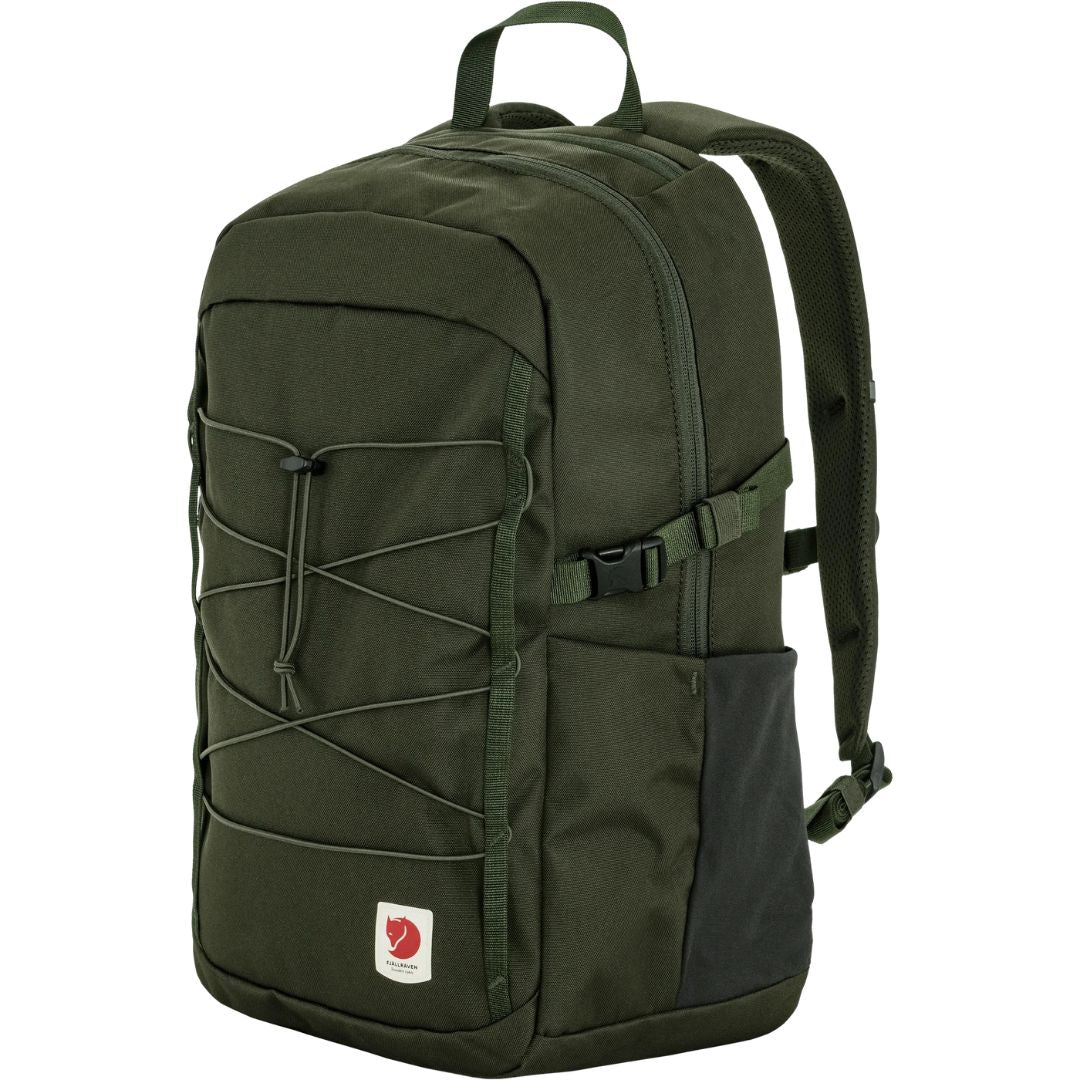 Fjällräven Skule 24 mochila 24L color deep forest vista lateral con bolsillo lateral elástico.