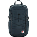 Fjällräven Skule 24 mochila urbana 24L color navy vista frontal con cordón elástico y logo Fjällräven.
