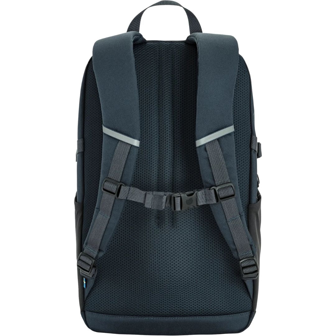 Fjällräven Skule 24 mochila urbana 24L color navy vista trasera con tirantes acolchados y correa de pecho.