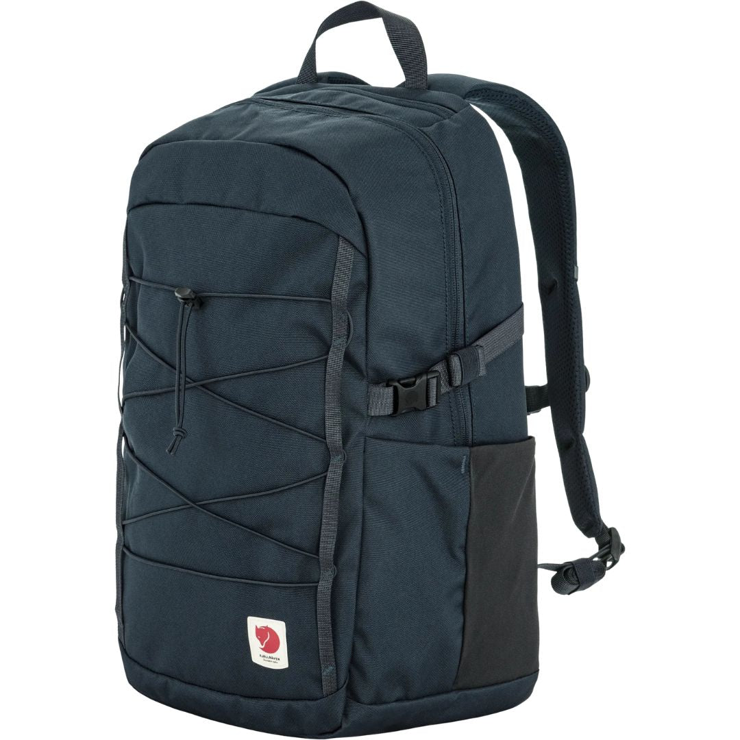 Fjällräven Skule 24 mochila 24L color navy vista lateral con bolsillo lateral y ajuste lateral.