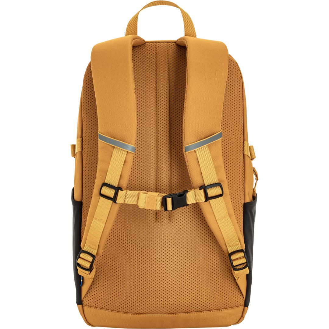 Mochila Fjällräven Skule 24 Red Gold vista trasera con tirantes acolchados ergonómicos, respaldo transpirable y correa ajustable de pecho, capacidad 24L para portátil 15 pulgadas.
