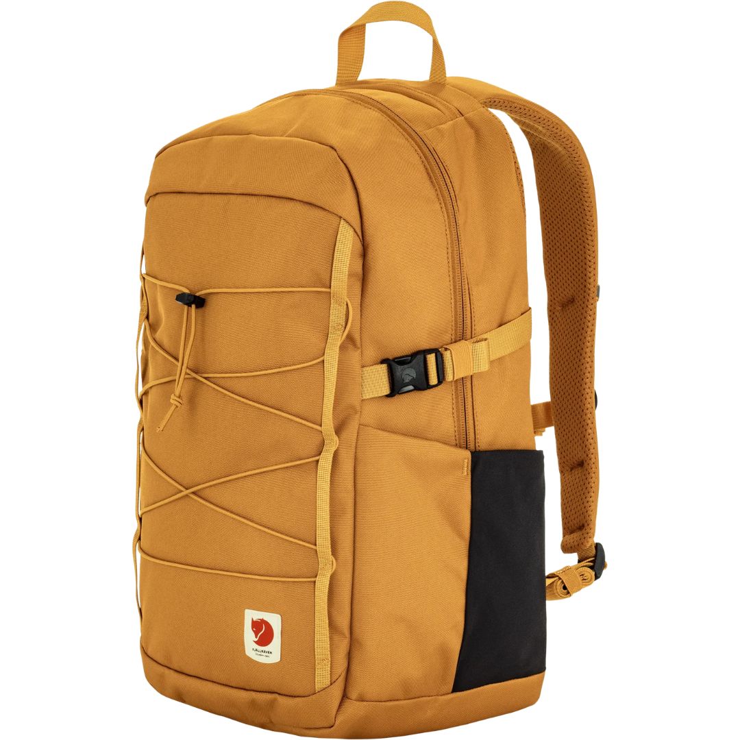 Mochila Fjällräven Skule 24 Red Gold vista lateral con bolsillo lateral elástico, sistema frontal elástico y compartimento principal con cremallera, mochila urbana 24L para portátil 15".