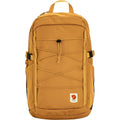 Mochila Fjällräven Skule 24 Red Gold vista frontal con cordón elástico exterior, logo clásico Fjällräven y diseño urbano funcional de 24 litros para portátil de 15 pulgadas.