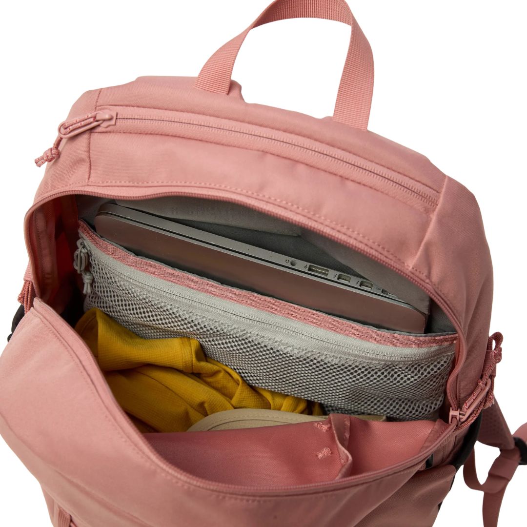 Fjällräven Skule 24 mochila 24L color rosa vista interior con compartimento acolchado para portátil 15 pulgadas y bolsillo de malla con cremallera.