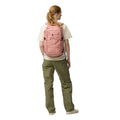 Fjällräven Skule 24 mochila 24L color rosa vista trasera en modelo mujer con tirantes acolchados.