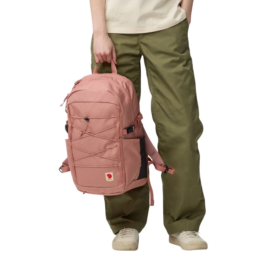Fjällräven Skule 24 mochila 24L color rosa transportada en mano.