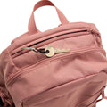 Detalle cremallera superior Fjällräven Skule 24 color rosa con clip para llaves.