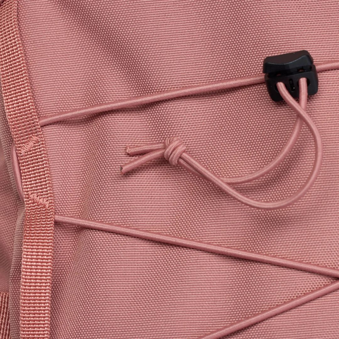 Detalle sistema elástico frontal Fjällräven Skule 24 mochila 24L color rosa.