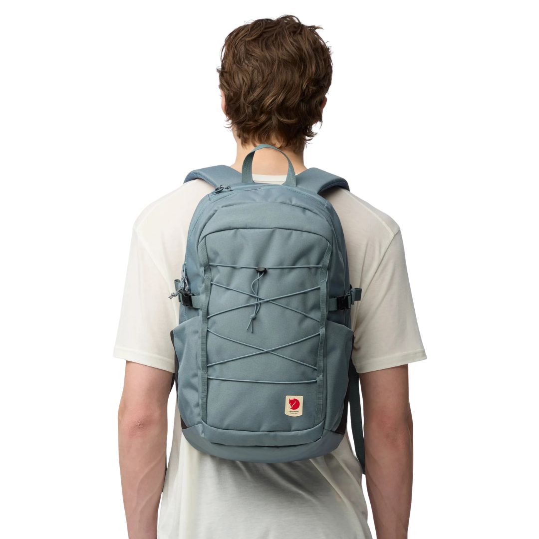 Fjällräven Skule 24 mochila 24L color azul grisáceo vista trasera en modelo hombre.