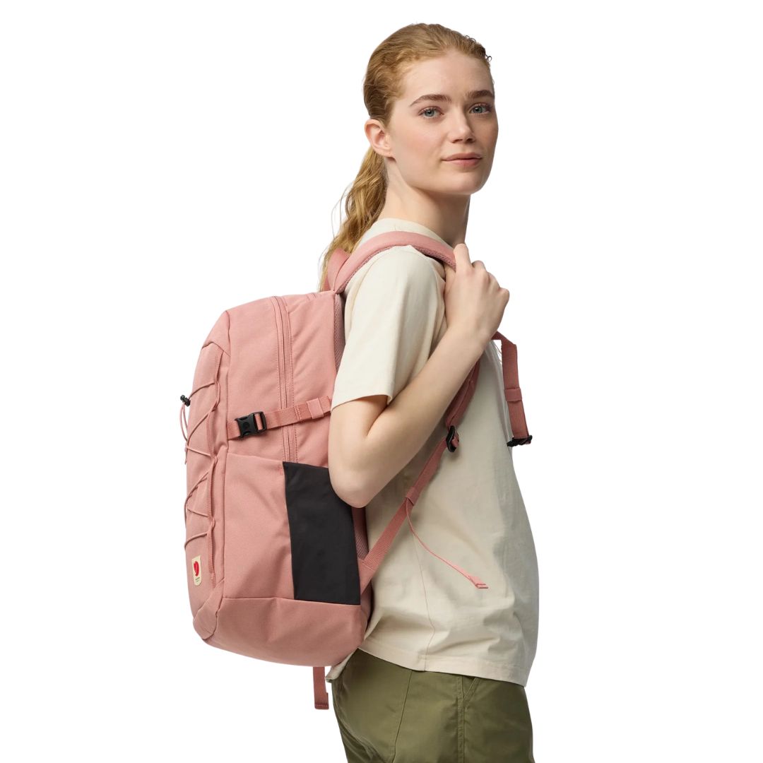 Fjällräven Skule 24 mochila urbana 24L color rosa vista lateral en uso.