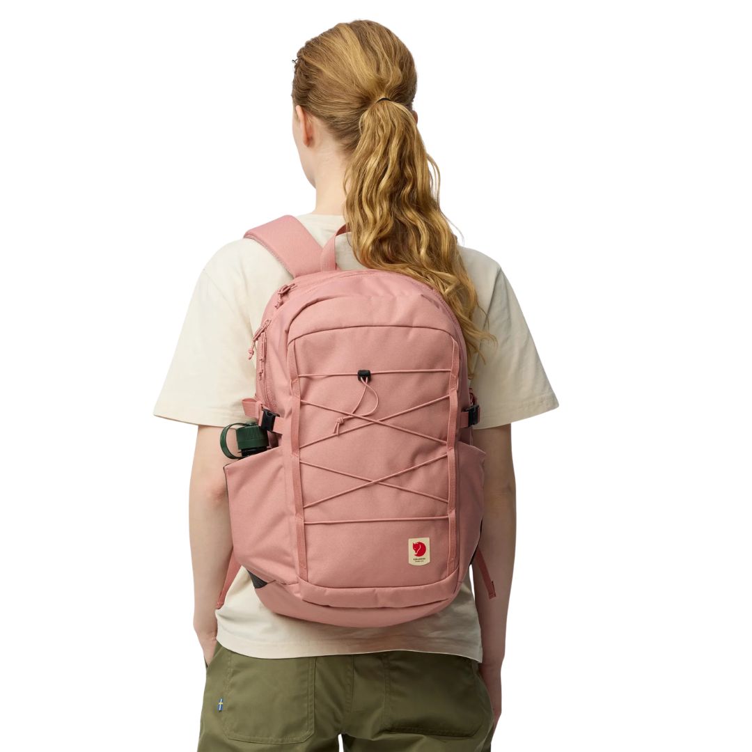 Fjällräven Skule 24 mochila 24L color rosa vista frontal en modelo mujer.