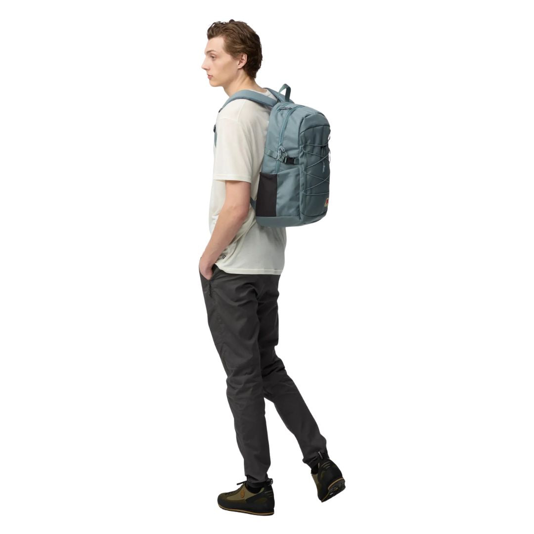 Fjällräven Skule 24 mochila 24L color azul grisáceo vista lateral en modelo hombre.