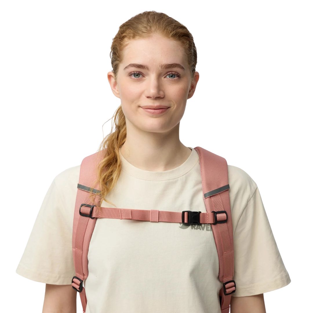 Detalle correa pectoral ajustable Fjällräven Skule 24 color rosa.