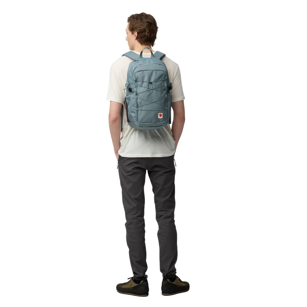 Fjällräven Skule 24 mochila 24L color azul grisáceo vista trasera completa.