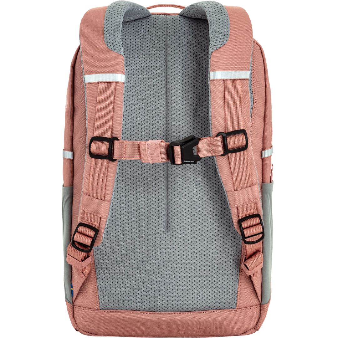 Parte trasera mochila Fjällräven Skule Kids 15L color dusty rose con tirantes acolchados y cinta pectoral ajustable.