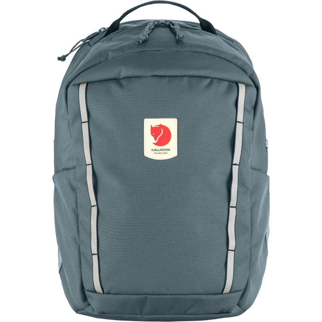 Fjällräven Skule Kids mochila escolar 15 litros color negro con tiras reflectantes verticales y logo frontal.