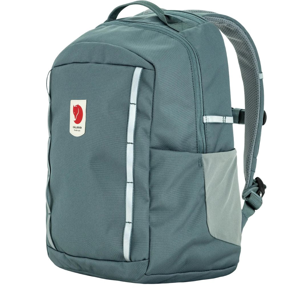 Vista lateral mochila infantil Fjällräven Skule Kids negra con bolsillo lateral elástico y detalles reflectantes.