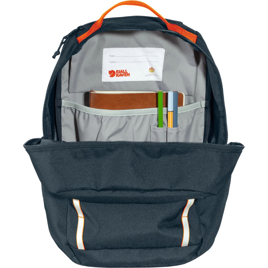 Interior mochila Fjällräven Skule Kids 15L navy con funda A4 acolchada y organizadores para lápices.