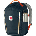 Fjällräven Skule Kids mochila infantil 15L color navy con detalles naranja, vista frontal con bolsillo lateral elástico para botella.