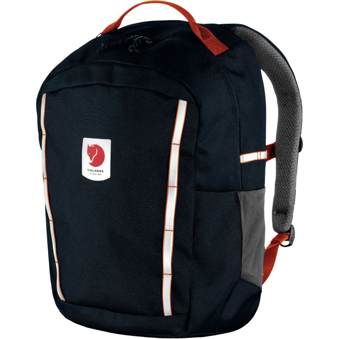 Mochila escolar Fjällräven Skule Kids 15 litros color azul navy con tiras reflectantes verticales y logo frontal.