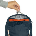 Detalle bolsillo superior con cremallera y anilla para llaves en mochila infantil Fjällräven Skule Kids navy.