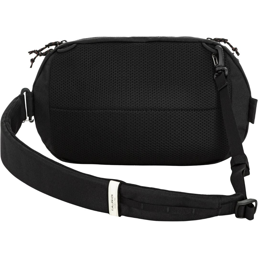 Parte trasera de la bandolera Fjällräven Skule Sling 6 Black con panel acolchado transpirable y correa ajustable para uso urbano diario.