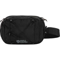 Bandolera Fjällräven Skule Sling 6 Black vista frontal con cordón elástico desmontable y logo reflectante, bolso urbano compacto para tablet de 10 pulgadas.