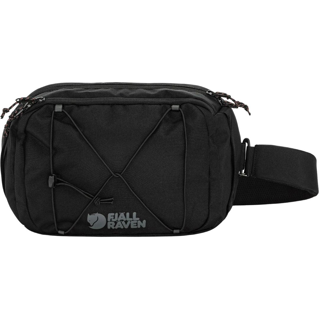 Bandolera Fjällräven Skule Sling 6 Black vista frontal con cordón elástico desmontable y logo reflectante, bolso urbano compacto para tablet de 10 pulgadas.