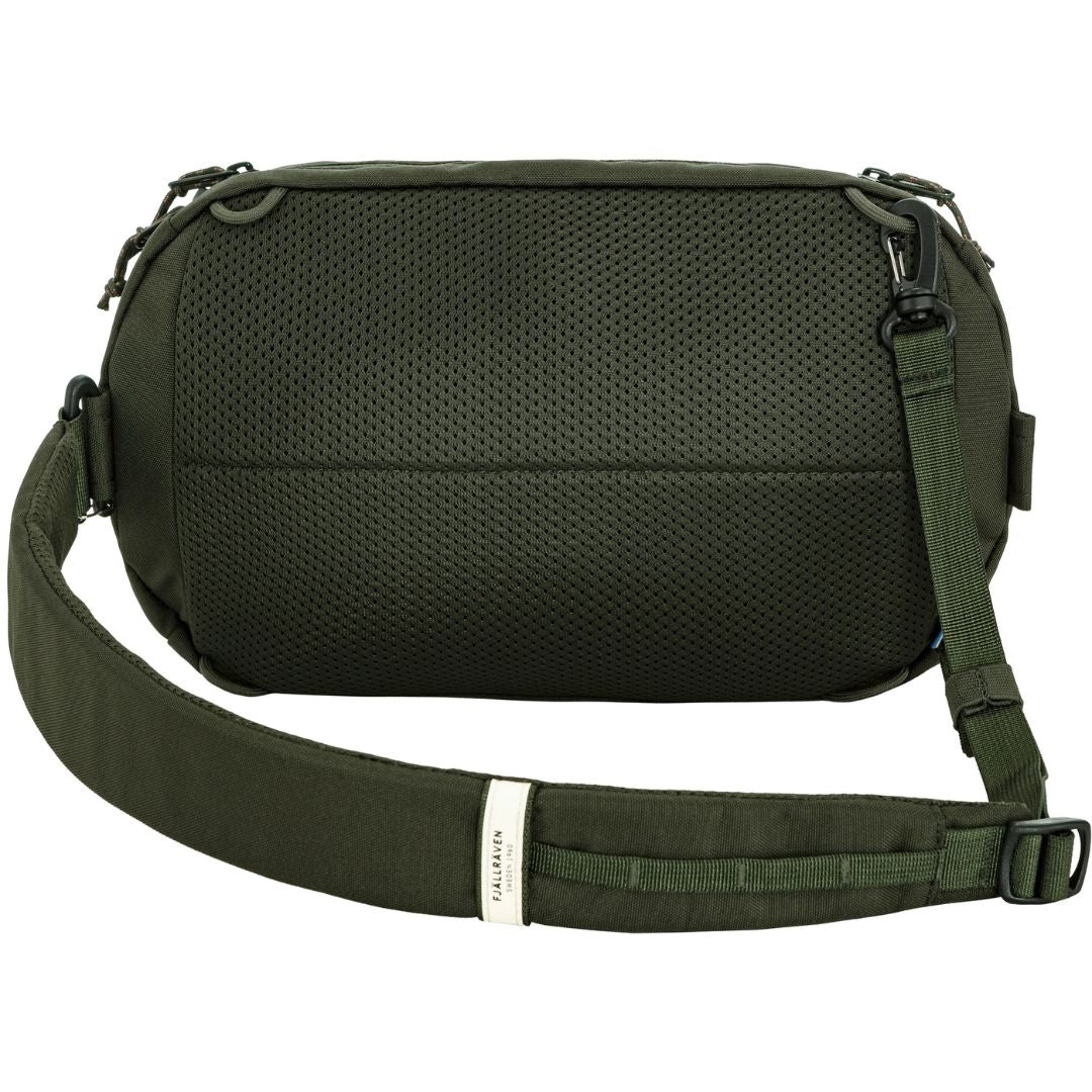 Parte trasera de la bandolera Fjällräven Skule Sling 6 Deep Forest con panel acolchado transpirable y correa ajustable para uso urbano.