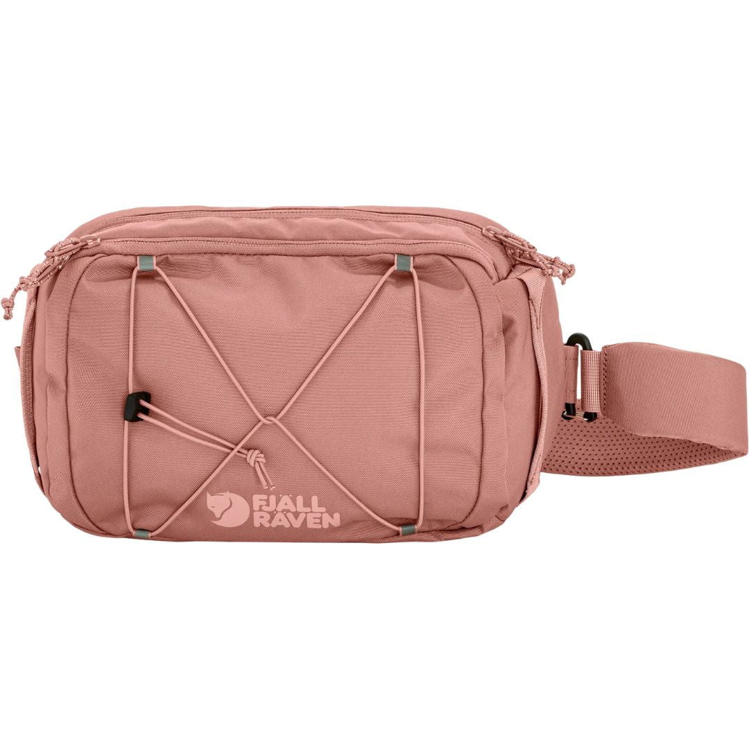 Fjällräven Skule Sling 6 Dusty Rose vista frontal completa con bolsillo principal con cremallera y sistema elástico exterior, bolsa compacta para tablet de 10 pulgadas.