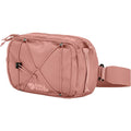 Bandolera Fjällräven Skule Sling 6 Dusty Rose vista frontal con cordón elástico desmontable y logo reflectante, bolso cruzado urbano de 6 litros en poliéster reciclado.