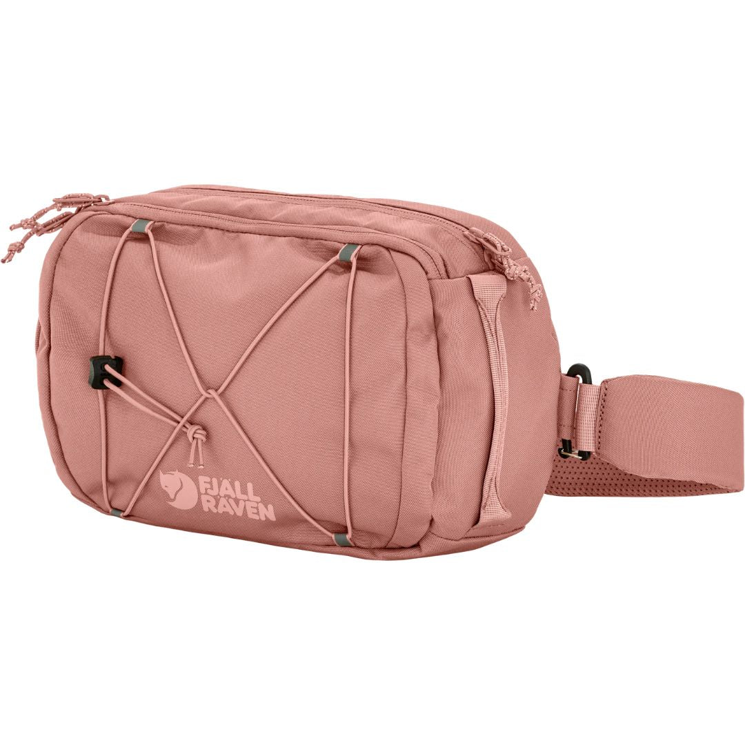 Bandolera Fjällräven Skule Sling 6 Dusty Rose vista frontal con cordón elástico desmontable y logo reflectante, bolso cruzado urbano de 6 litros en poliéster reciclado.