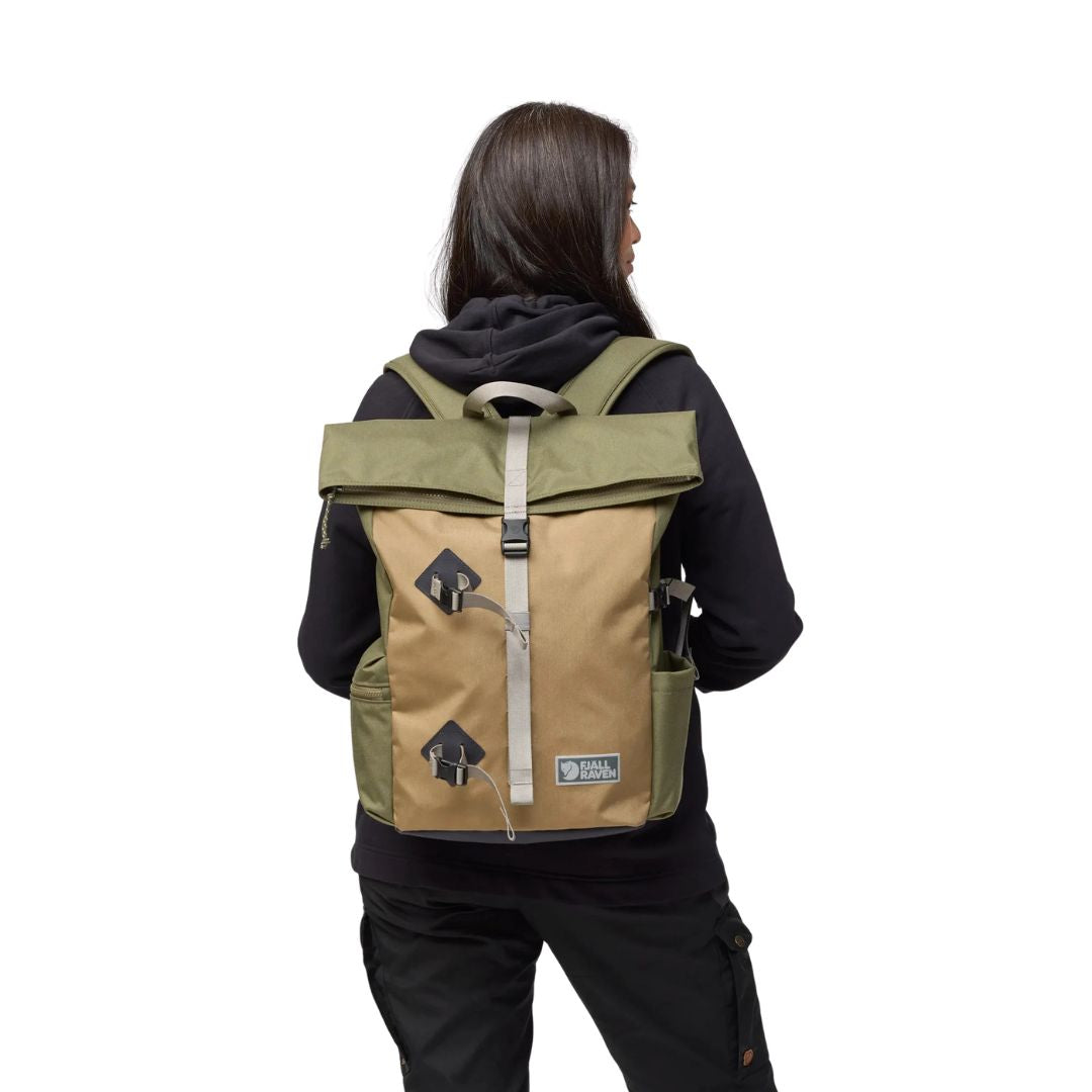 Mujer de espaldas mostrando la mochila Fjällräven Vardag Foldsack 25 en uso.