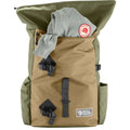 Mochila Fjällräven Vardag Foldsack 25 con solapa enrollable abierta y bolsillo frontal con cremallera; prenda asomando.