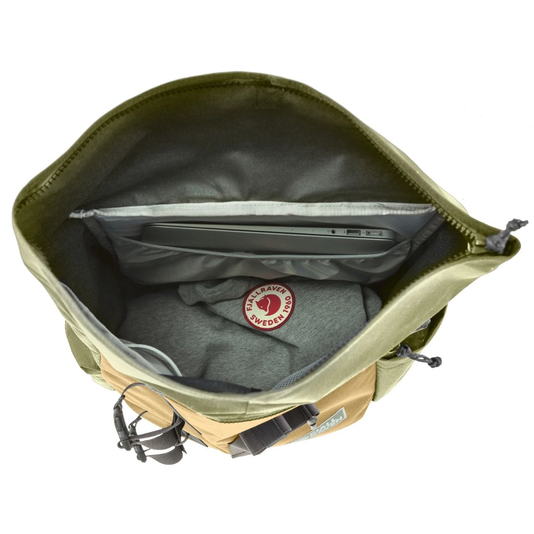 Interior de la mochila Fjällräven Vardag Foldsack 25 con compartimento acolchado para portátil y acceso superior abierto.