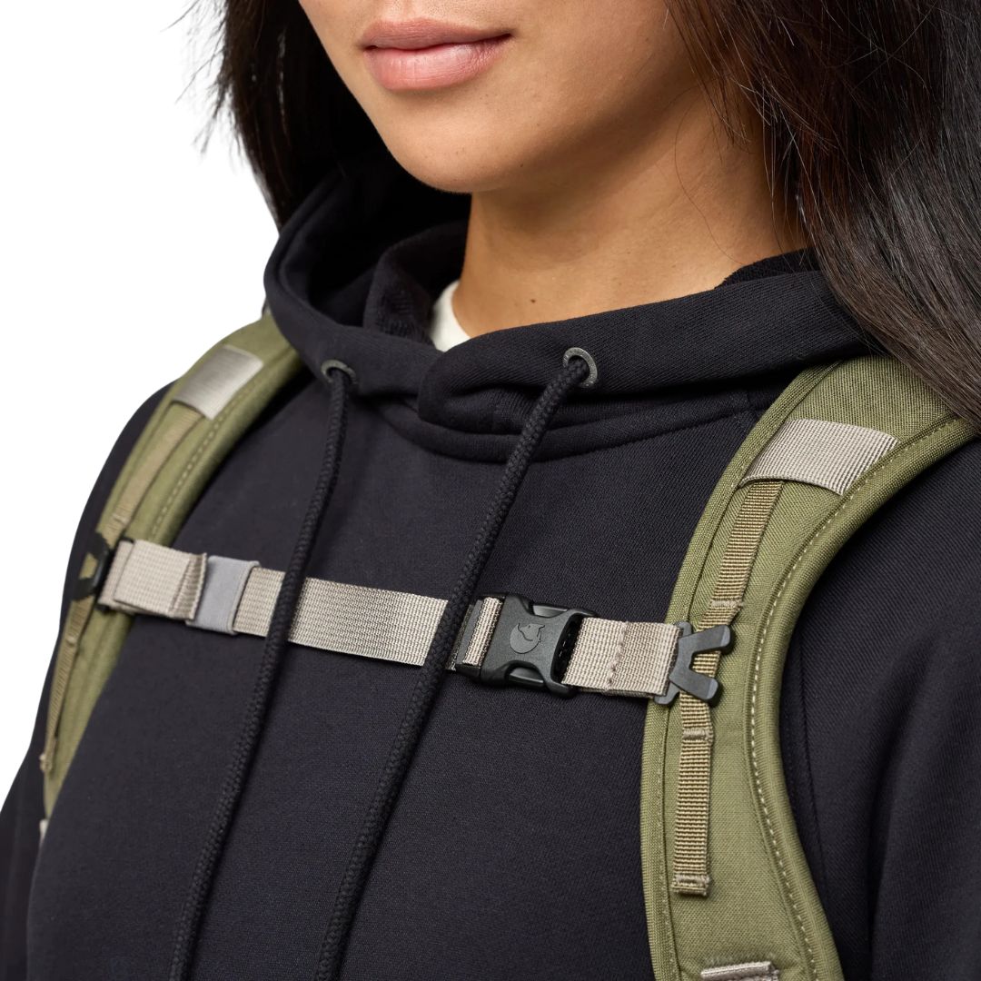 Detalle del cierre de la correa del pecho en la mochila Fjällräven Vardag Foldsack 25.