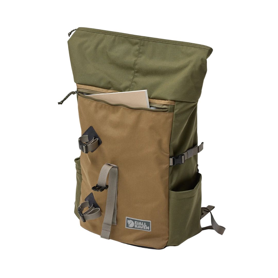 Mochila Fjällräven Vardag Foldsack 25 de perfil con bolsillo lateral y compartimento frontal con cremallera.