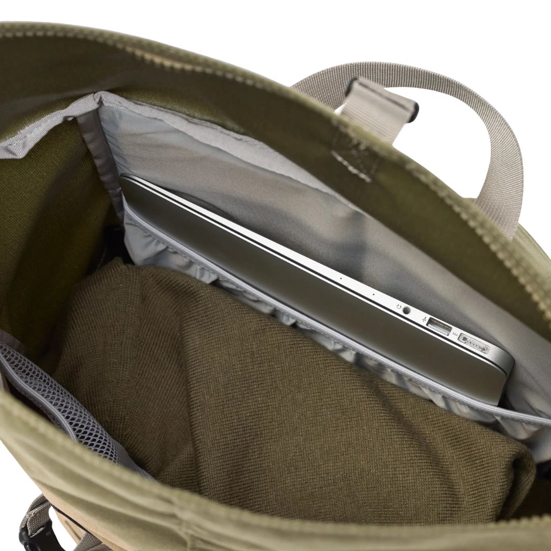 Interior de la mochila Fjällräven Vardag Foldsack 25 con compartimento acolchado para portátil.