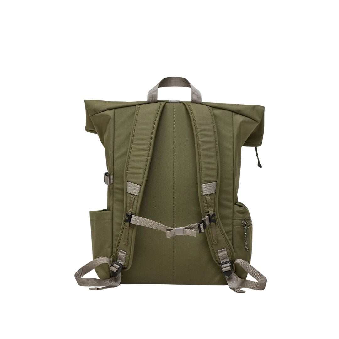 Vista trasera de la mochila Fjällräven Vardag Foldsack 25 con correas acolchadas ajustables.